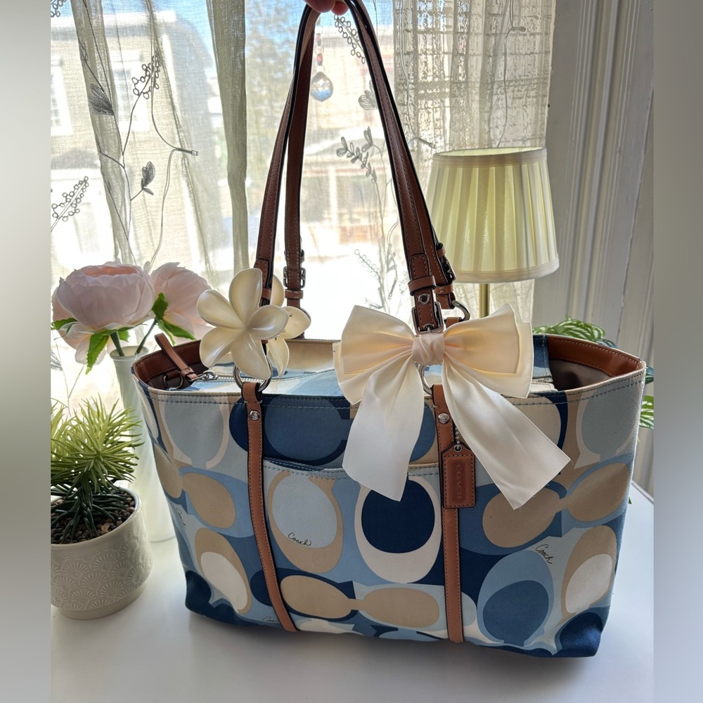 🩵Coach Blue and Cream Tote Bag🩵